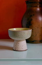 Afbeelding in Gallery-weergave laden, 70s ceramics: tapas bowl on base L, slush
KST0183