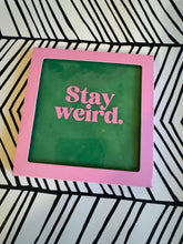 Afbeelding in Gallery-weergave laden, Bludd tegel Stay weird
